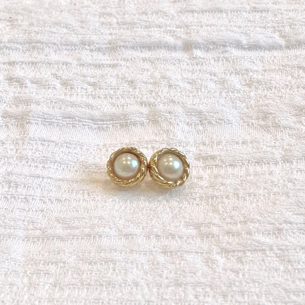 3/$15 Faux pearl earrings and necklace set with bonus earrings